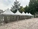 Pagodenzelte in Reihe mit Sprossenfenstern